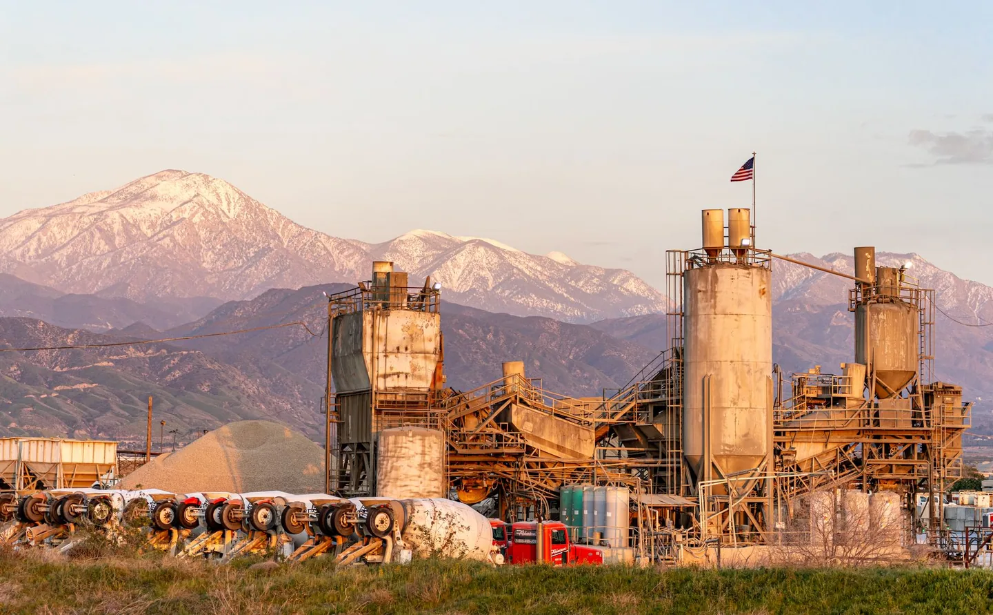 Cement processing plant and silos