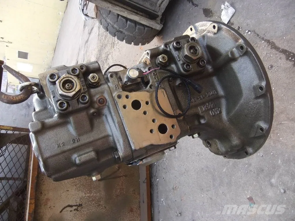 Hydraulic pump under service